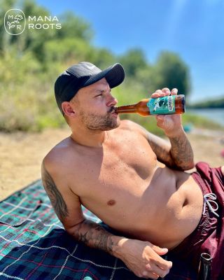 ☀️ Horúce letné dni si priam pýtajú poriadne osvieženie! Aj pri vode chutí Mana Roots Kombucha najlepšie 🌱 #kombucha...